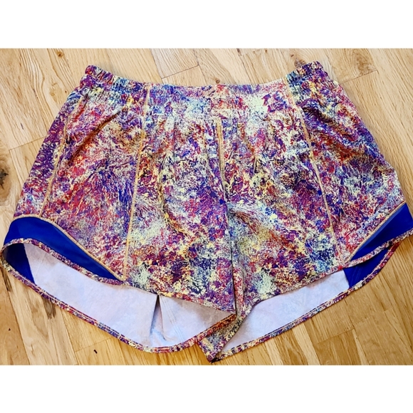 Lululemon Hotty Hot Short Long 4" Paint Splash Size 10 - Picture 1 of 7